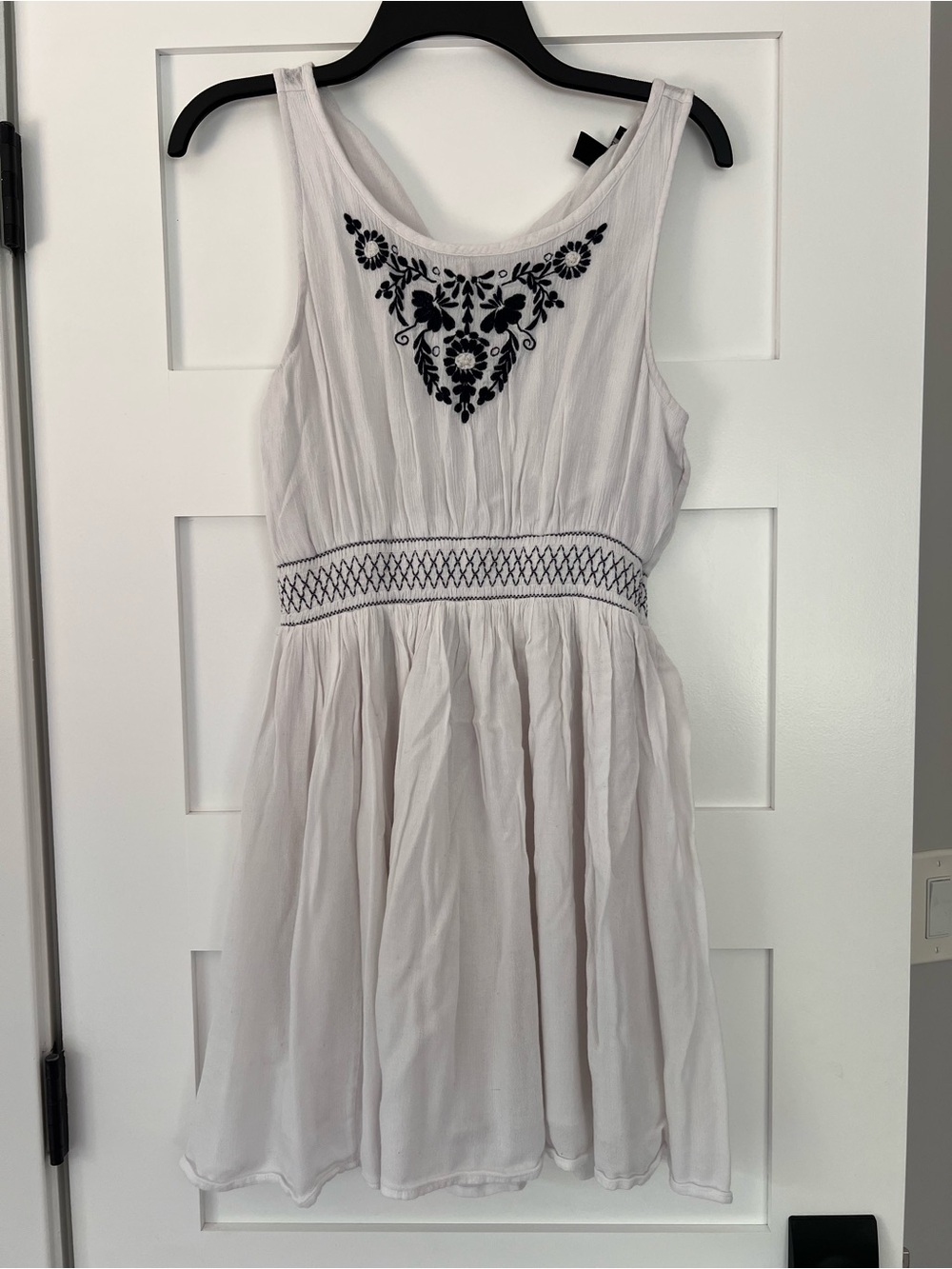 Vintage Y2K White Sleeveless Embroidered Waist Dress